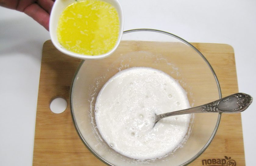 1. Этап. Пирог с белой рыбой: Сливочное масло растопите, немного охладите и влейте в миску с молоком, водой, сахаром и дрожжами.