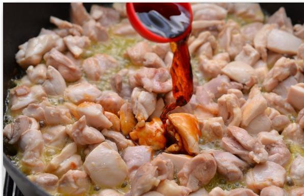 1. Этап. Паста с курицей и медом: Затем добавляем в курицу соевый соус...