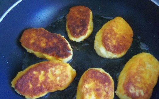 1. Этап. Картофельные котлеты в панировочных сухарях: В сковороде разогрейте несколько ложек растительного масла. Выложите несколько котлеток на сковороду и начинайте обжаривать на среднем огне с каждой стороны до золотистой корочки. Если на котлетах есть лишнее масло, то выложите их на бумажные полотенца, чтобы оно стекло.