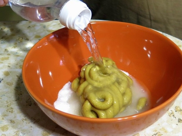 1. Этап. Горчичный соус для селедки: 3. Добавляем уксус и начинаем замешивать соус.