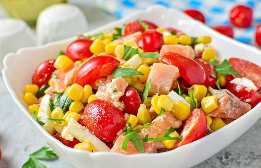 1. Этап. Салат с семгой и кукурузой: Готовый салат переложите в салатник подходящего размера и подавайте к столу. Приятного аппетита!