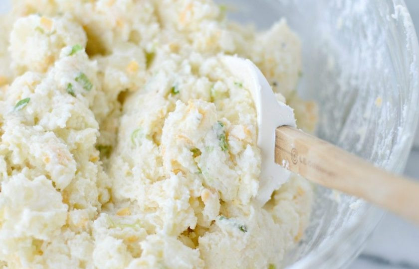 1. Этап. Фаршированный запечённый картофель: 4. Затем добавьте сметану, нашинкованный лук, тёртый сыр (часть оставьте), соль и перец. Начинку перемешайте. В это же время обжарьте бекон.