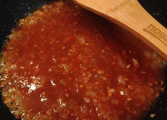 1. Этап. Каннелони из лука-порея: 8. Добавляем измельченные помидоры. И выпариваем соус до нужного вам состояния.