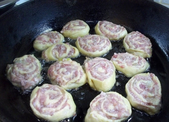 1. Этап. Творожное тесто с фаршем: Разогрейте на сковороде масло растительное, жарьте улитки по 5 минут с каждой стороны.