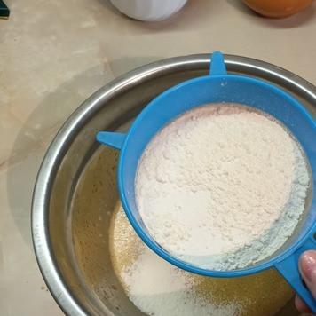 1. Этап. Кекс на вареной сгущенке: Затем всыпать муку, просеянную с разрыхлителем и ещё раз все перемешать.