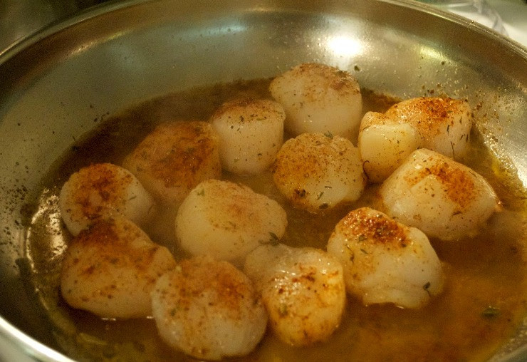 1. Этап. Паста с гребешками в сливочном соусе: Пока паста варится, мы ставим на огонь сковороду и растапливаем в ней сливочное масло, добавляем оливковое. Гребешки смешиваем с одной столовой ложкой специй, добавляем примерно 0,5 чайной ложки соли. Выкладываем гребешки в масло и обжариваем их с одной стороны 2-3 минуты до золотистого цвета, затем столько же жарим с другой стороны, готовые гребешки перекладываем на чистую тарелку.