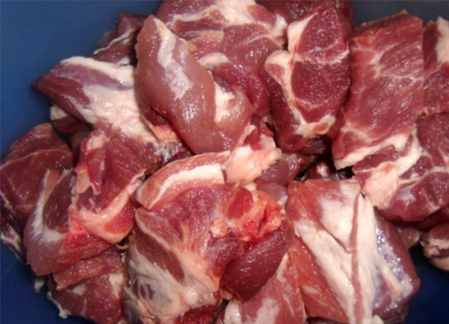 1. Этап. Шашлык по-американски: Порезать мясо на куски.