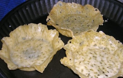 1. Этап. Корзиночки с салатом: 7. Тоже самое проделываем с остальными кружочками и складываем все корзинки.