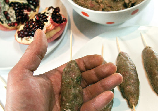 1. Этап. Люля-кебаб из фарша: Фарш очень хорошо вымешиваем и даем постоять в холодильнике 30 минут. После этого формируем люля-кебаб вокруг бамбуковых шпажек, чтобы можно было легко переворачивать колбаски в духовке.