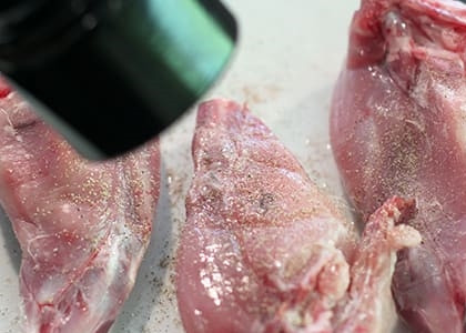 1. Этап. Кролик в горчичном соусе с коньяком: Ножки кролика посолите и поперчите.