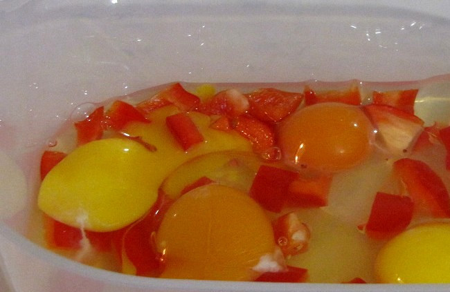1. Этап. Яичница в пароварке: Выкладываем нарезанный перец в специальную форму для пароварки и аккуратно разбиваем в нее яйца, чтобы не повредить желток, солим яйца и приправляем их любимыми специями.