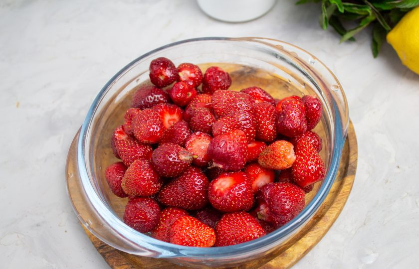 1. Этап. Варенье из клубники с лимоном и мятой: Клубнику переберите, испорченные и мягкие ягоды выбросите. Очистите ягоды от плодоножек.