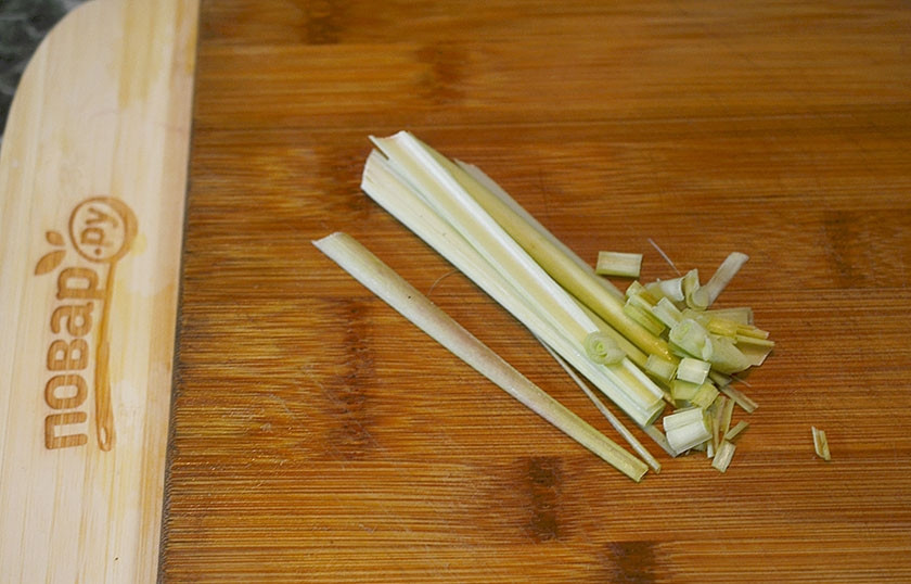 1. Этап. Острая рыба по-вьетнамски: 2. Стебли лемонграсса придавите ножом, затем нарежьте.