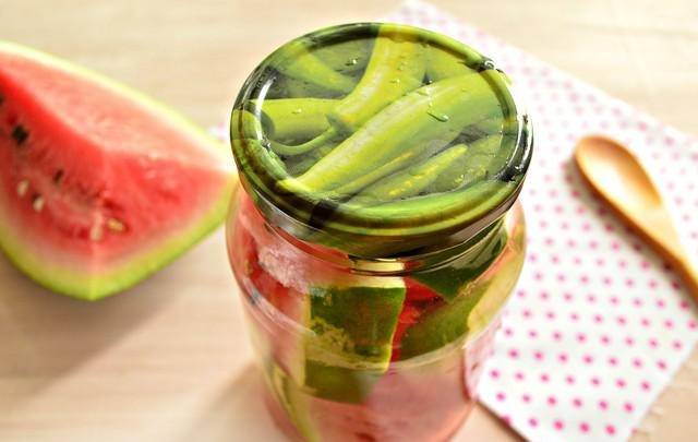 1. Этап. Консервация арбузов: 7. Накройте крышкой и оставьте минут на 10.