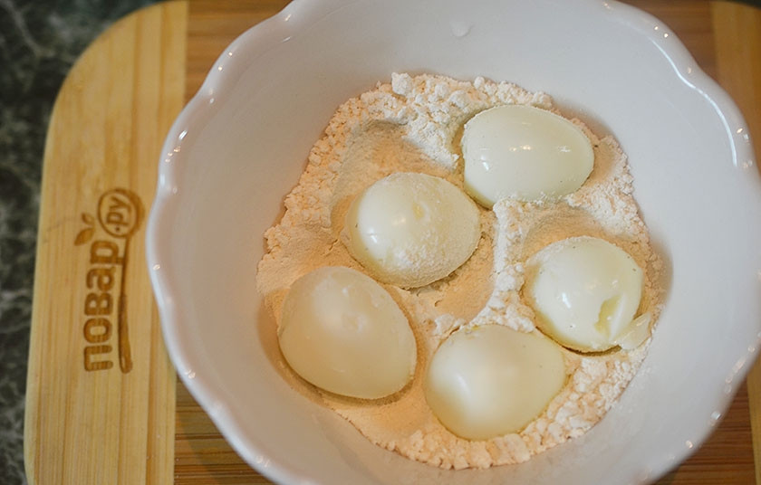 1. Этап. Котлеты Яйцо в шубке: 5. Каждое яйцо обваляйте в муке.