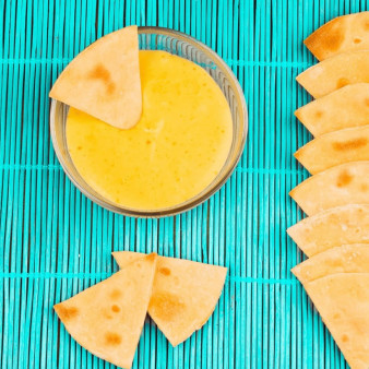 Начос с сырным соусом