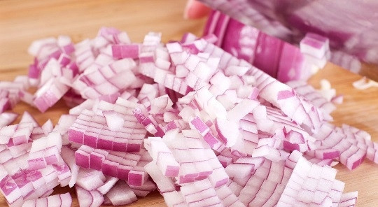 1. Этап. Курица на гриле с овощами и соусом барбекю: 1. Для начала займемся соусом. Очистите луковицу и нарежьте мелкими кубиками. Выложите на сковороду с разогретым оливковым маслом и обжарьте до прозрачности.