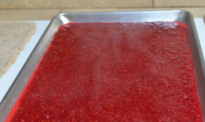 1. Этап. Малиновый торт: Желе вылейте в такую же по размеру форму, что и миндальное тесто. И дайте ему застыть в холодильнике.