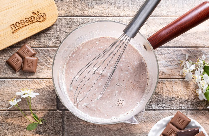 1. Этап. Горячий бельгийский шоколад: Размешайте, чтобы он начал растворяться.