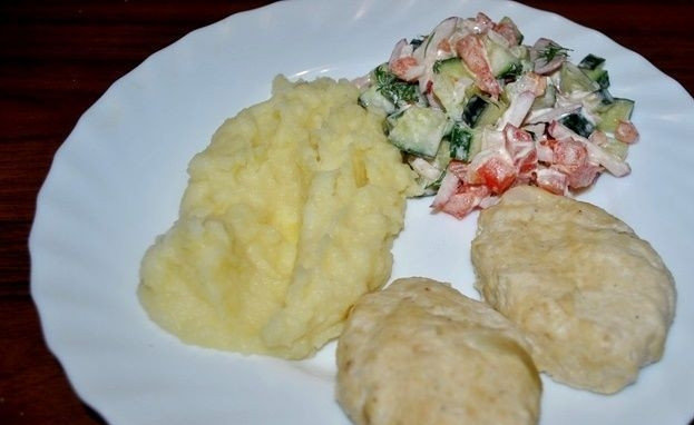 1. Этап. Котлеты из фарша с хлебом: Сформируйте из фарша котлеты и отправьте в пароварку на 35 минут. Приятного аппетита!