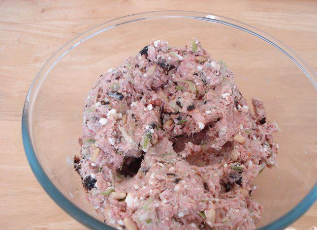 1. Этап. Баранина с фетой на мангале: 1. Фету покрошить. Чеснок раздавить в чеснокодавке. Зеленый лук мелко порубить. Зерна кедрового ореха поджарить. Розмарин мелко порубить. Поместить все ингредиенты, кроме розмарина, в большую миску, хорошо перемешать, разбивая все крупные комки бараньего фарша, которые будут Вам попадаться. Затем добавить розмарин, соль и перец в миску с бараньим фаршем.