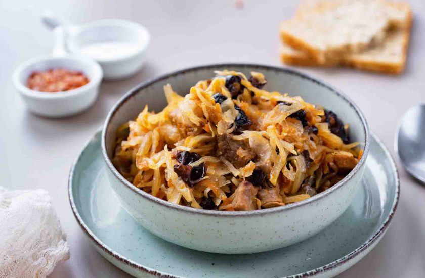 1. Этап. Бигус с черносливом в мультиварке: Готовый бигус с черносливом разложите по порционным тарелкам и подавайте к столу. Приятного аппетита!