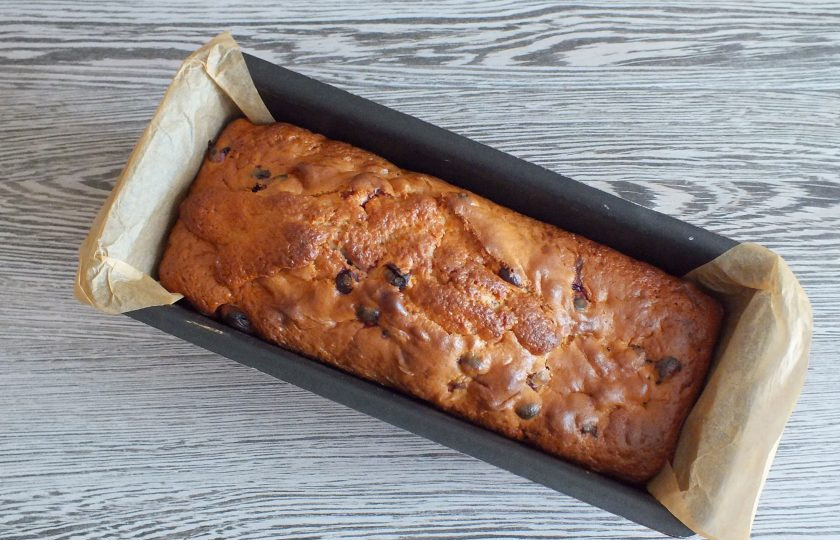 1. Этап. Кекс с клюквой на сметане: Через указанное время проверьте готовность кекса с помощью деревянной шпажки. Если она сухая, значит кекс готов.