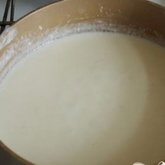 1. Этап. Гратен из брокколи: 2. Оливковое масло разогреваем в большом сотейнике. Когда масло разогреется, добавляем сюда муку, и постоянно помешивая, жарим примерно одну минуту. Теперь начинаем вливать понемногу молоко, постоянно при этом помешиваем. Получиться должна однородная густоватая масса.