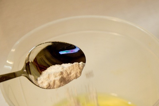 1. Этап. Нокерльн: 1. Белки взбиваем с сахаром при помощи миксера, пока не получатся острые пики пены.