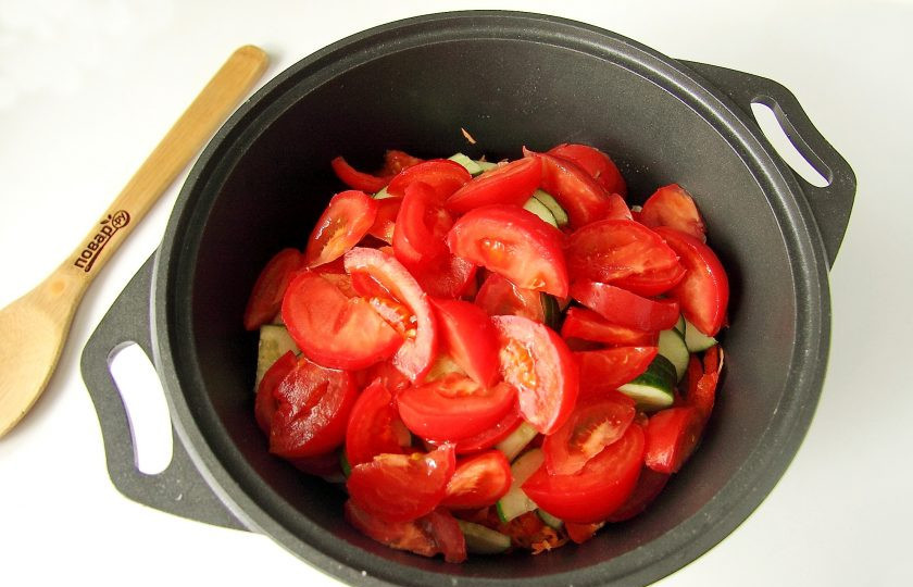 1. Этап. Салат Кубанский с капустой на зиму: Помидоры дольками.