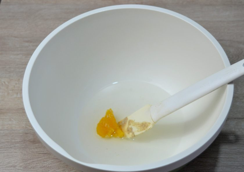 1. Этап. Бездрожжевой хлеб Стройный: Для замеса теста влейте в миску 250 мл. теплой воды, растворите соль и мед (или патоку).