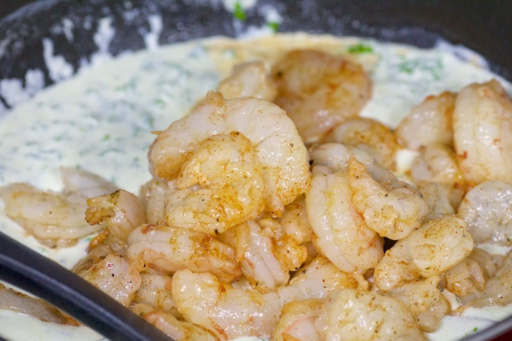 1. Этап. Креветки под соусом: 8. Выложить в сковороду креветки. Как следует перемешать, чтобы они все оказались в соусе.