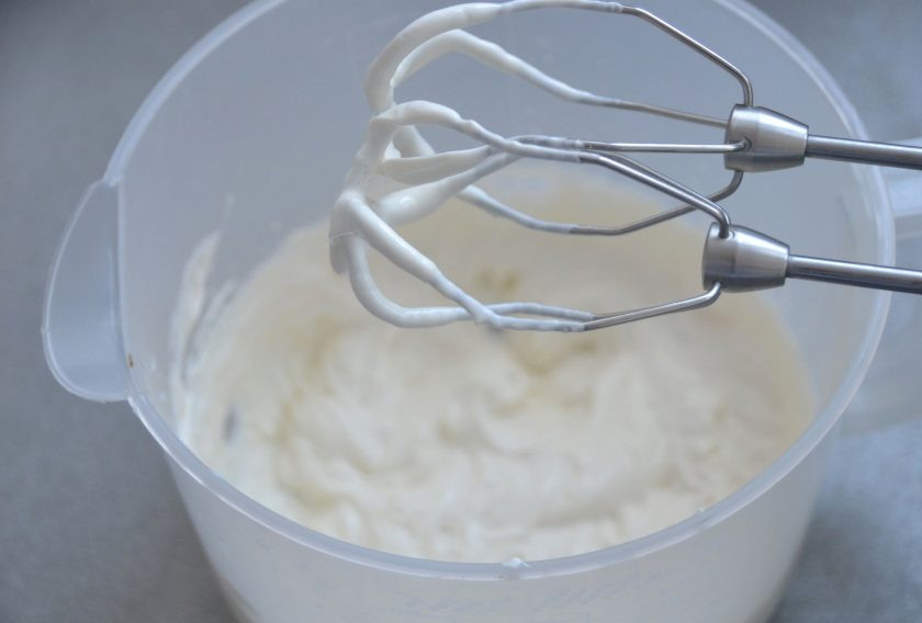 1. Этап. Лимонное парфе: Взбейте сливки до пышной массы.