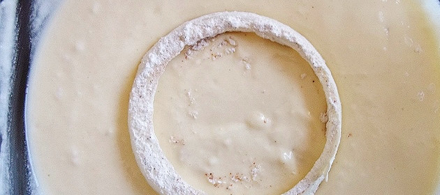 1. Этап. Луковые кольца в панировке: В глубокой миске смешайте соль, перец, паприку и 70 г муки, также добавьте майонез и яйца. Смешайте все до однородности. Кляр готов. Опустите лук в кляр.