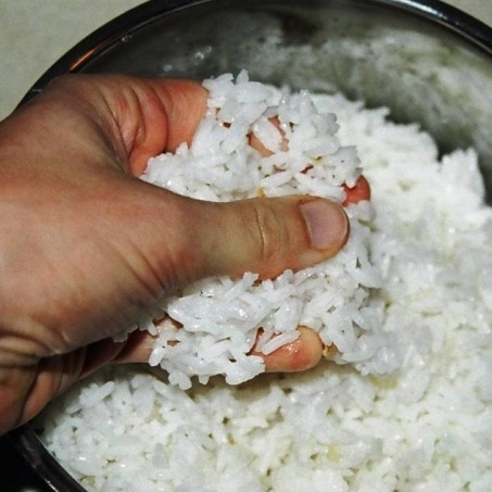 1. Этап. Рис с ананасом: Рис необходимо отварить до готовности, затем добавить в него ложку масла и перемешать. Это делается для того, чтобы рис не слипся.