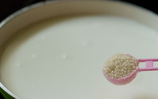 1. Этап. Заварной крем для Наполеона без яиц: 4. Добавьте по вкусу сахар в кастрюльку с молоком.