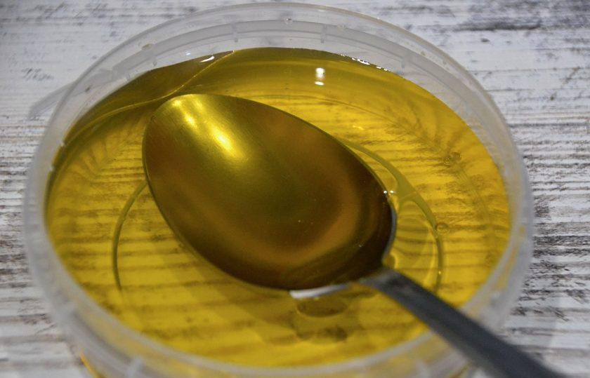 1. Этап. Овсянка Королевская: Добавьте мед, измельченную курагу и изюм.