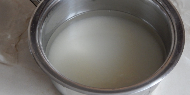 1. Этап. Сироп из плодов шиповника: Соедините в кастрюльке сахар и оставшуюся воду. Варите 10 минут на медленном огне, сироп быстро загустеет.