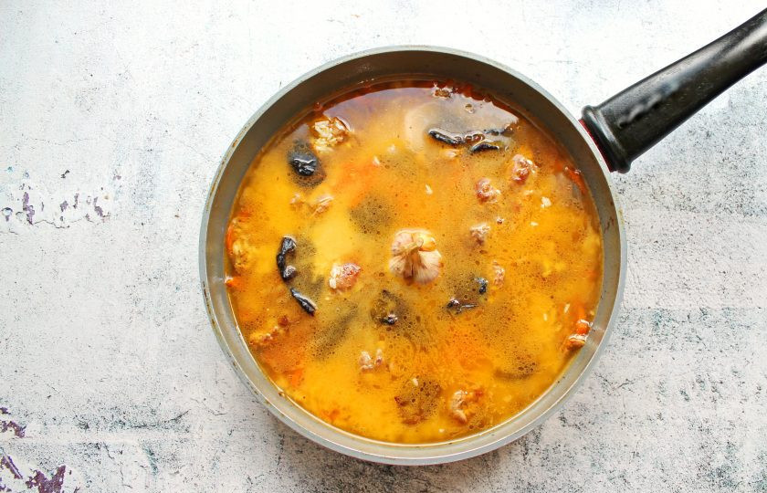 1. Этап. Плов с уткой и черносливом: Влейте в плов оставшуюся горячую воду. Она должна быть на два сантиметра выше риса.