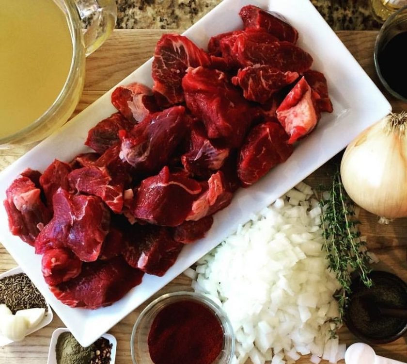 1. Этап. Гуляш с мясом: 1. Вымойте мясо, нарежьте его кусочками (4х4 см). Очистите и мелко нарежьте лук, измельчите чеснок.