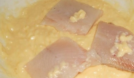 1. Этап. Щука в кляре: Добавляем муку и специи. В полученный кляр обмакиваем кусочки рыбы.