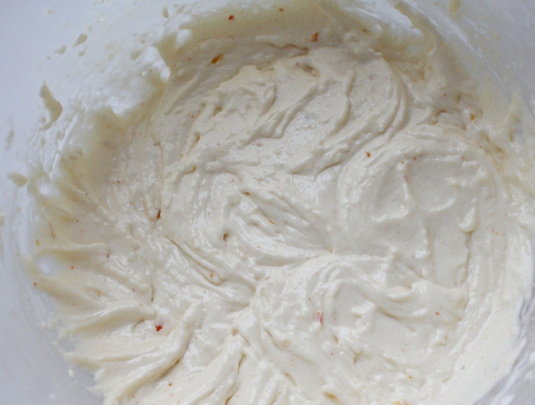 1. Stage. Unsuccessful almond biscuit: Add the sifted flour and starch to the whipped egg yolks, then add the melted butter.