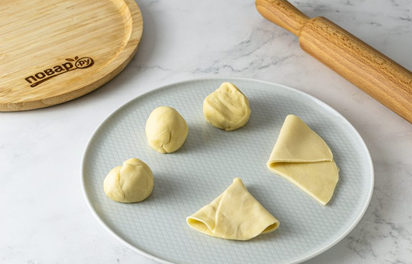 1. Этап. Индийские самосы: Разрежьте кружок пополам. Каждую половинку сверните кулечком.