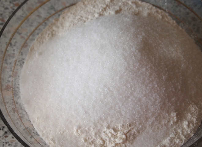 1. Этап. Творожно-маковый пирог: Затем добавьте сахара 80 граммов. Перемешайте.