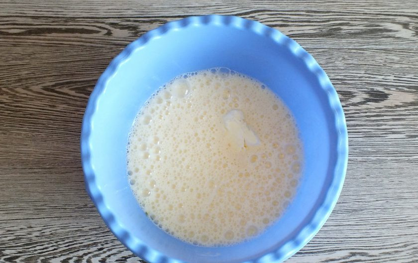 1. Этап. Кекс с клюквой на сметане: Добавьте мягкое сливочное масло. Взбейте миксером.