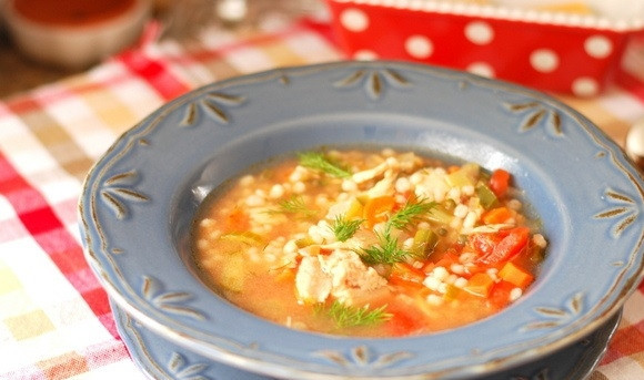 1. Этап. Перловый суп с солеными огурцами: 10. Разлейте суп по тарелкам и подавайте его сразу к столу.