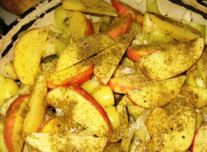 1. Этап. Дамлама из баранины: Удалите из перца семена, крупно нарежьте. Также поступите и с картофелем. Уложите их слоями в кастрюлю. Снова соль, перец и приправа по вкусу.