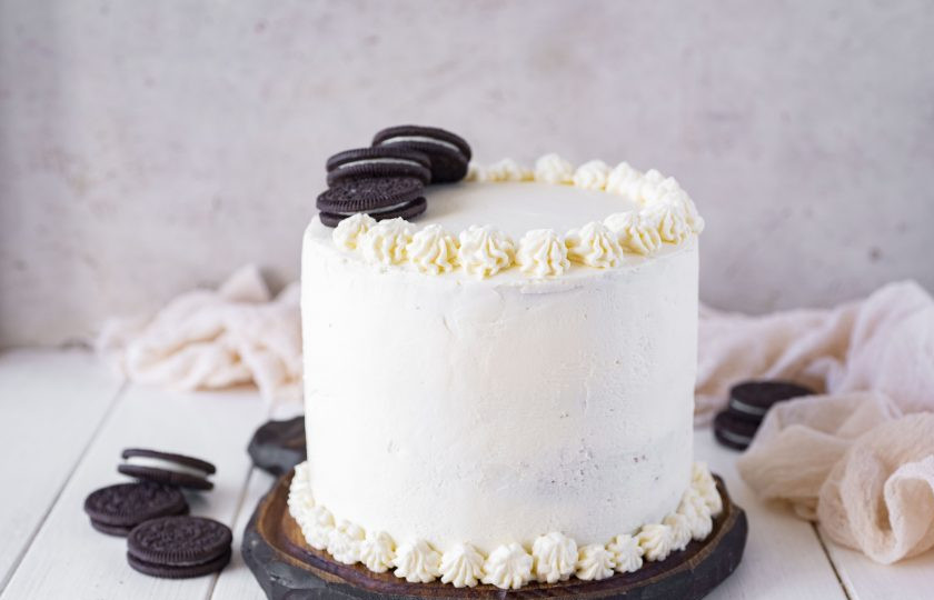 1. Этап. Торт с вишней и ананасом: Подавайте готовый торт к столу.