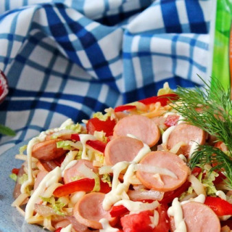 Салат с жаренными сосисками