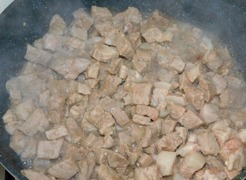 1. Этап. Свинина с маринованными огурцами, тушеная в горчичном соусе: Свинину нарежьте и обжарьте до румяной корочки на сильном огне.